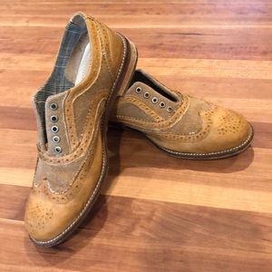 Bench-made real leather wingtip oxfords